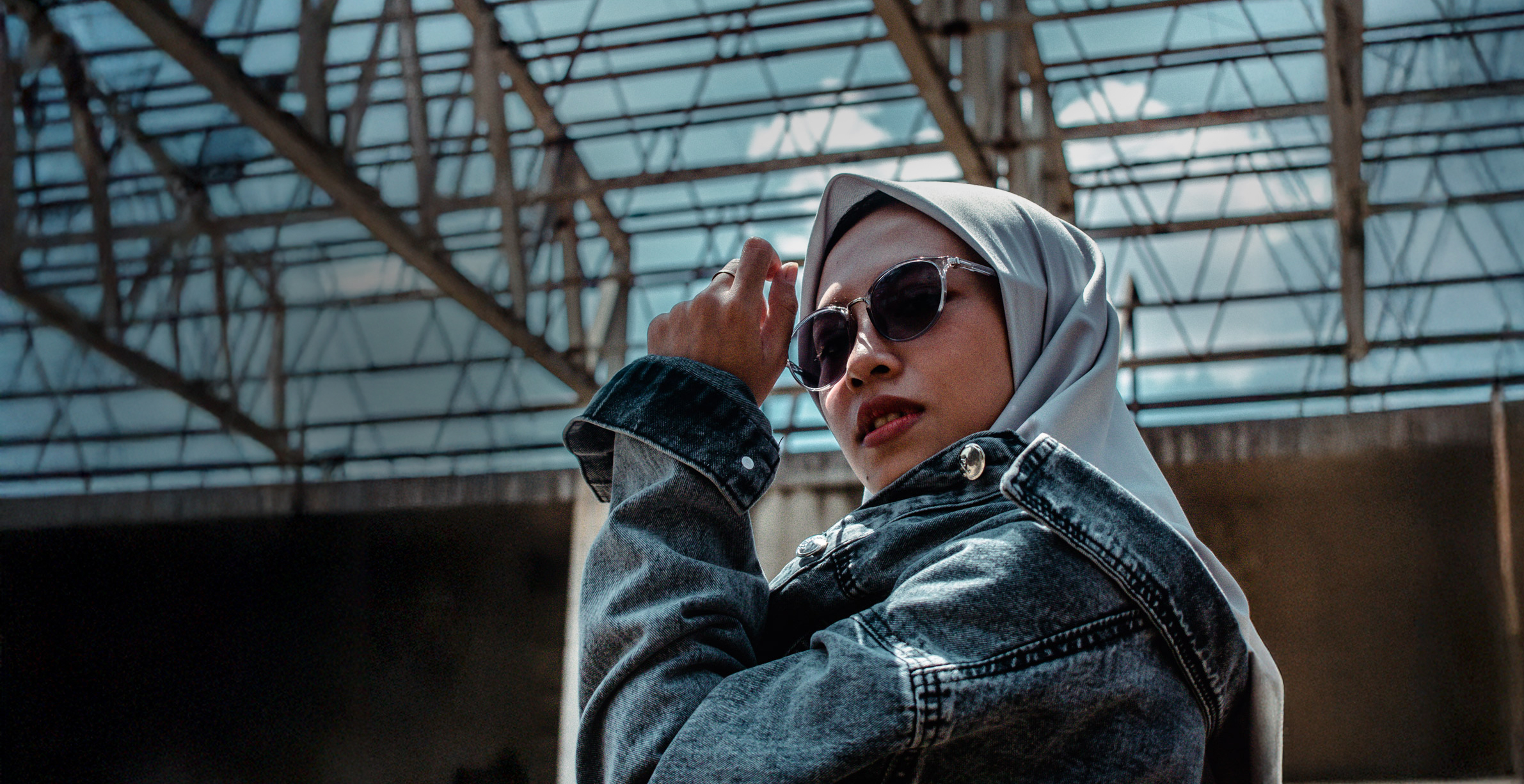Junge Frau mit Sonnenbrille und Kopftuch